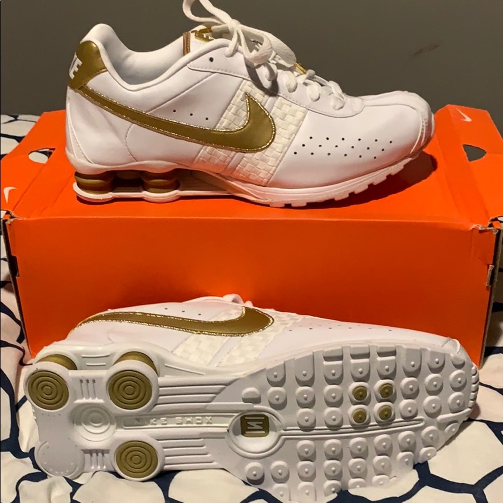 Tennis shoes